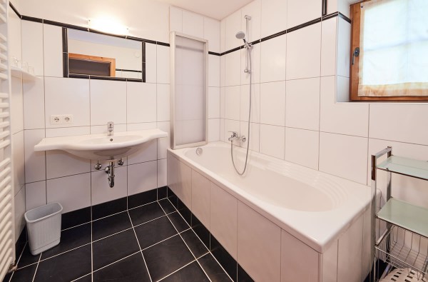 Modernes Badezimmer mit Badewanne